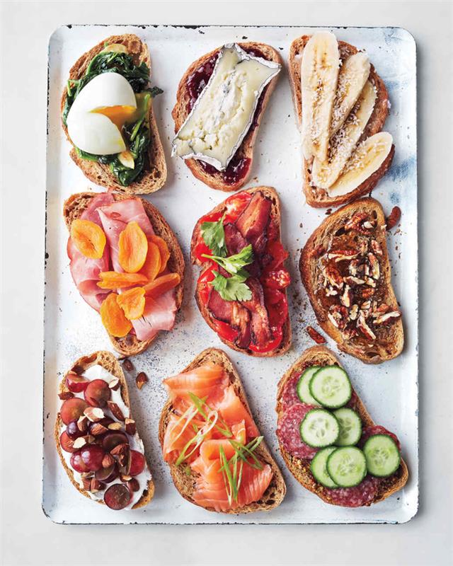bir gurme İtalyan aperitifi için çeşitli bruschetta hazırlayın
