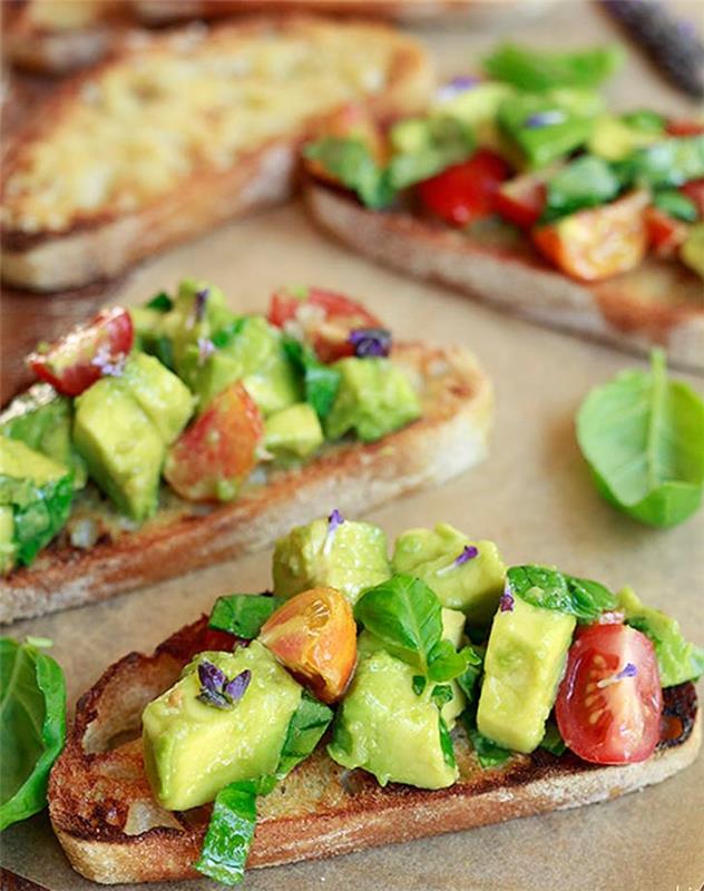 balzamik sirke ile tatlandırılmış avokado ve domatesli vejetaryen bruschetta tarifi