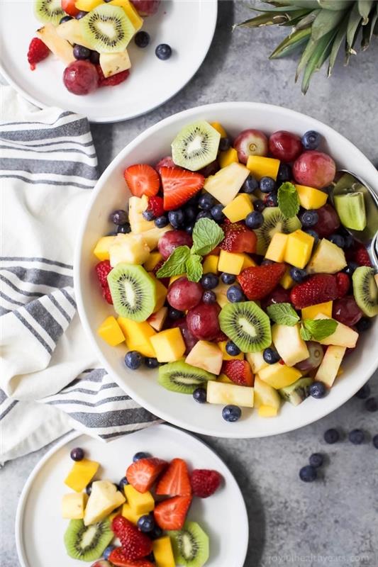 kivi, çilek, ananas ve mangodan oluşan orijinal salata, sıcak havalar için nane aromalı meyve karışımından oluşan yaz salatası