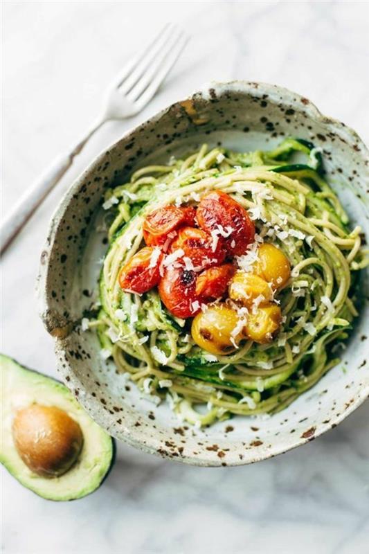lahki-recepti-zdrava prehrana-spagetti-bučka-recept