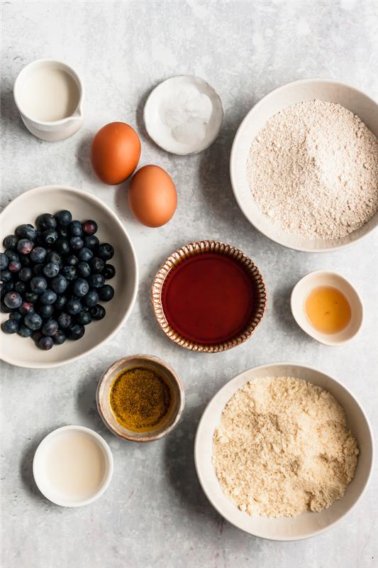 sağlıklı bir atıştırmalık olarak glutensiz ve şekersiz yaban mersinli kekler yapmak için gerekli malzemeler