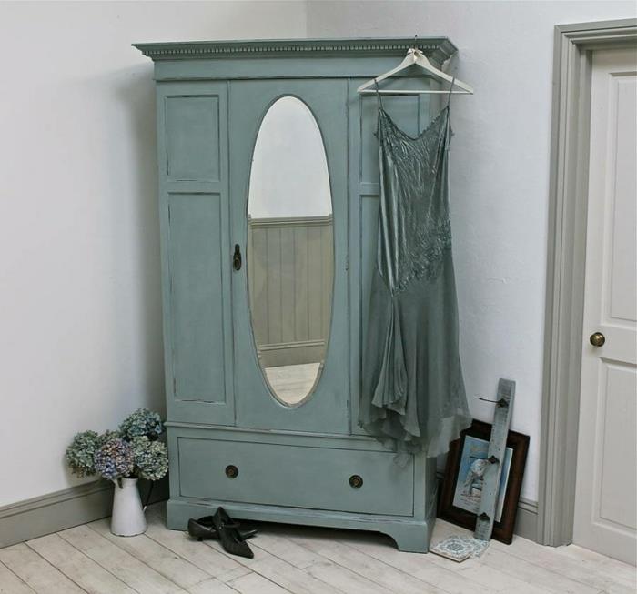 kako prebarvati leseno omarico, prenovljeno omaro v vodno zeleni barvi, bele stene, kremno bela vrata, veliko ovalno ogledalo na sredini omare
