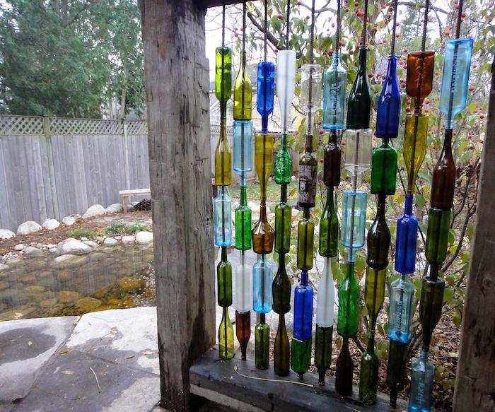 orijinal bir bahçe esintisi yapmak için cam şişeleri geri dönüştürmek