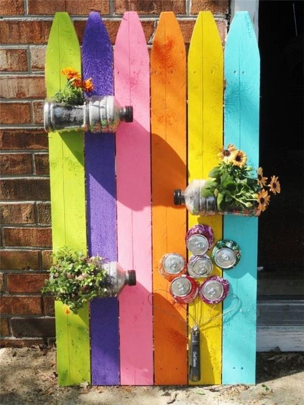 recikliranje plastičnih steklenic, narejenih v lončkih, in en cvet v reciklirane pločevinke za pijačo na pisani steni palet