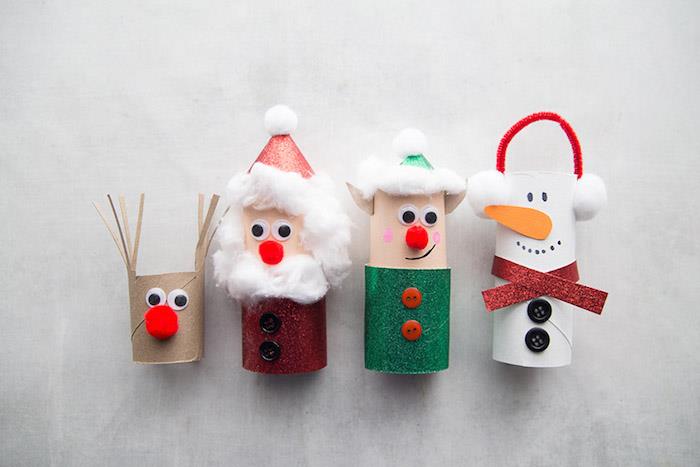 Kita pagrindinė „pasidaryk pats“ Kalėdų idėja su tualetinio popieriaus ritiniais, papuoštais mtofi sniego seneliu, Kalėdų Seneliu ir Kalėdų Senelio elfu