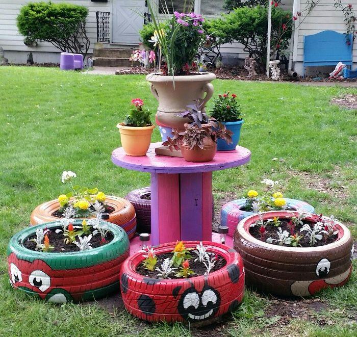 mini sadilniki iz reciklirane pnevmatike z vzorcem pikapolonice in drugimi živalmi ter pisano mizo