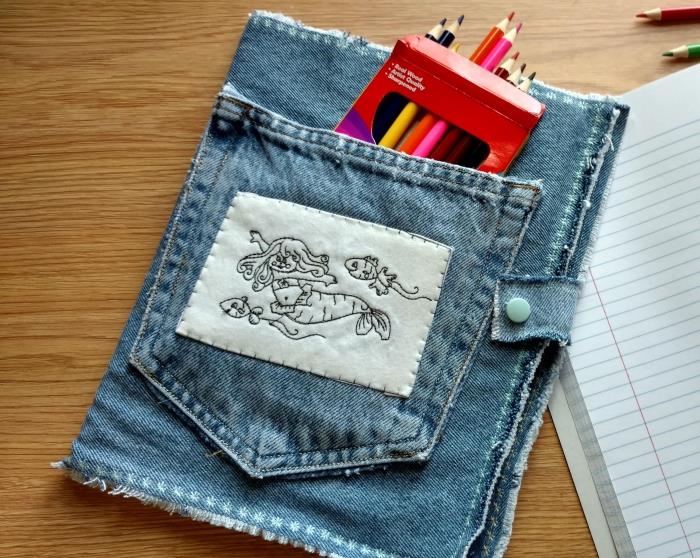 originali idėja perdirbti senus džinsus, suasmeninti dienoraštį ar užrašų knygelę džinsinio maišelio pagalba