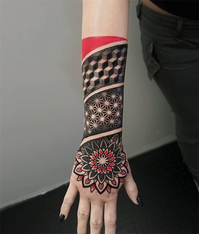 rdeča in črna tetovaža, ki pokriva zapestje in podlaket, geometrijske oblike tetovaže, belo ozadje