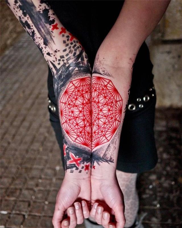 velika rdeča in črna tetovaža, na zapestju in podlakti, geometrijski pomen tetovaže, asfaltirana ulica