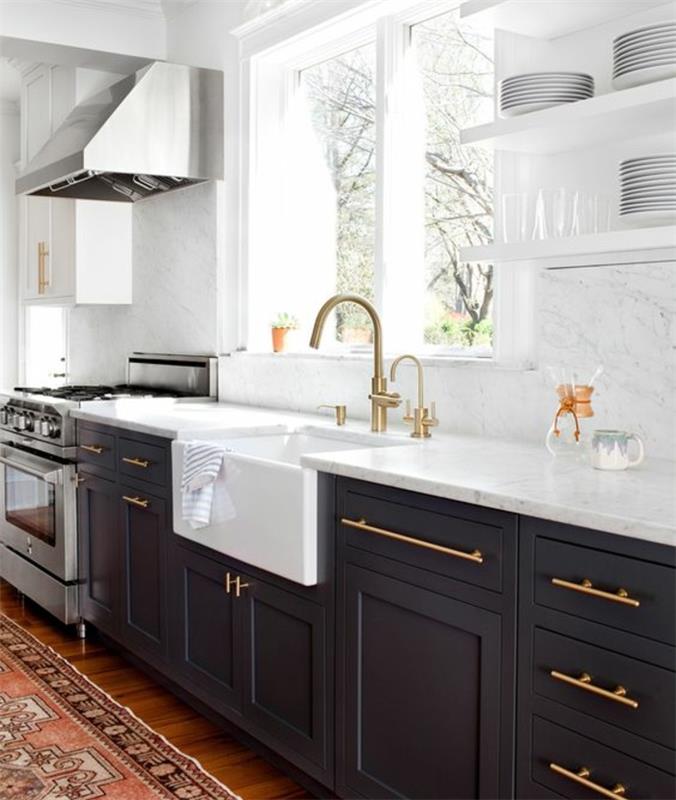 pertvarkykite savo virtuvę, fasado spintelės perdažytos antracito pilka spalva, rudas parketas, rytietiškas kilimas, marmurinis stalviršis ir baltos lentynos