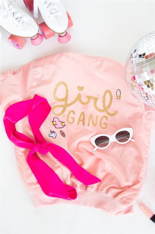 Idee regalo compleanno amiche, giacca bomber rosa, scritta incollata su giacca