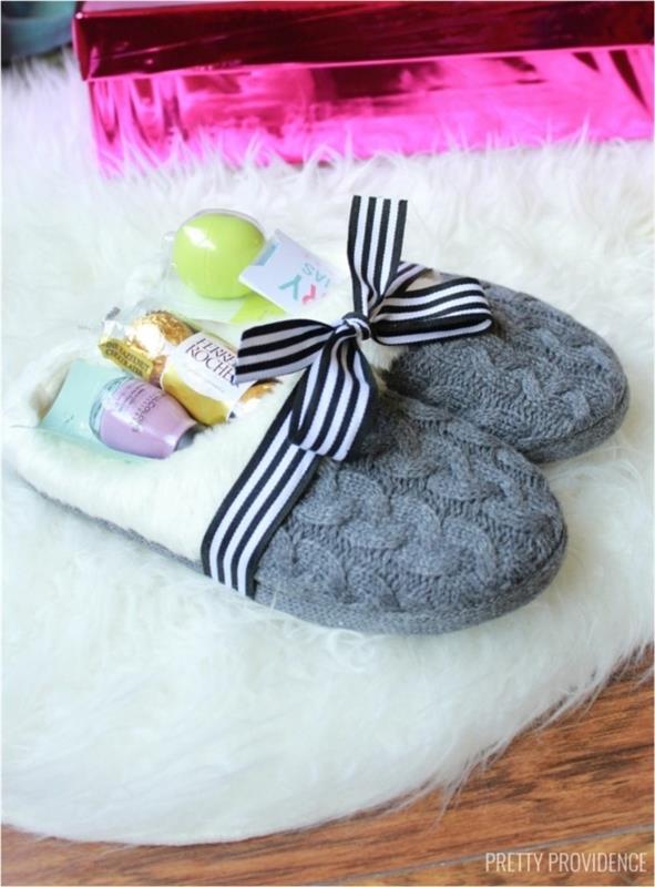 Idea regalo per Natale, ciabatte con creme e cioccolatini