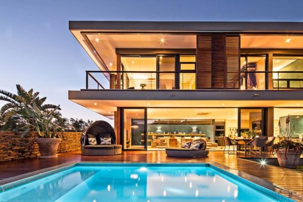 poglej-na-moderno-hišo-v-Afriki-veliko oken-in-moderno-pohištvo