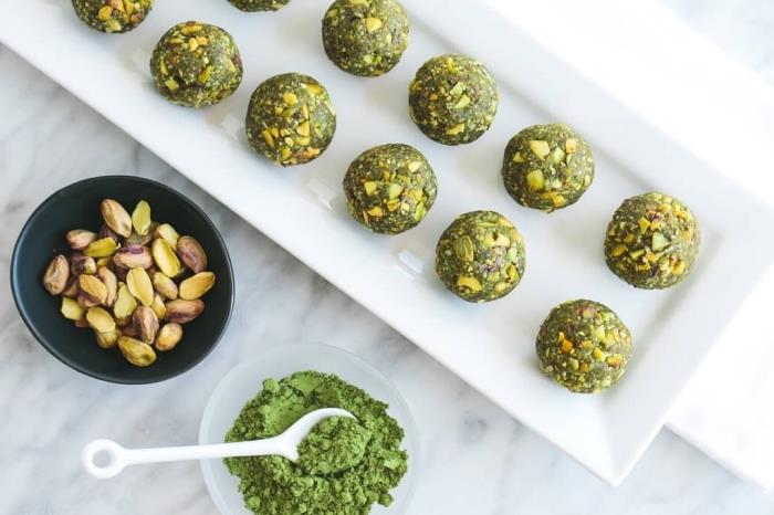 pistacijos ir matcha žalioji arbata žalios energijos kamuoliams, keto dietos sveikų užkandžių receptas