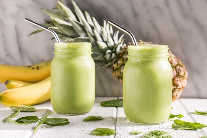 recept za banane, ananas in špinačo zeleni smoothie, recept za banane smoothie idealen za razstrupljevalno dieto