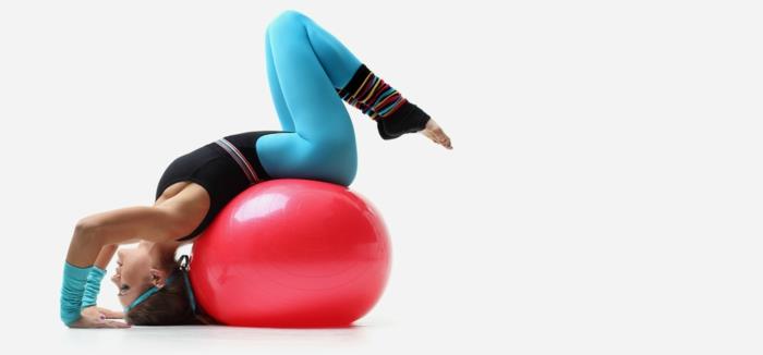 ženski šport, turkizni trak za glavo, modre turkizne gamaše, rdeča napihljiva žoga, aerobna