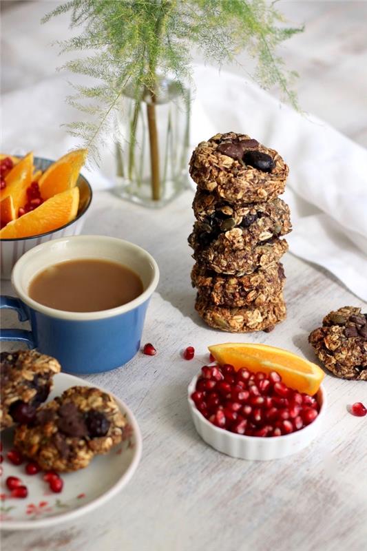 kahvaltı veya sağlıklı bir atıştırmalık için ideal vegan yulaf ezmesi, muz ve bademli kurabiye tarifi