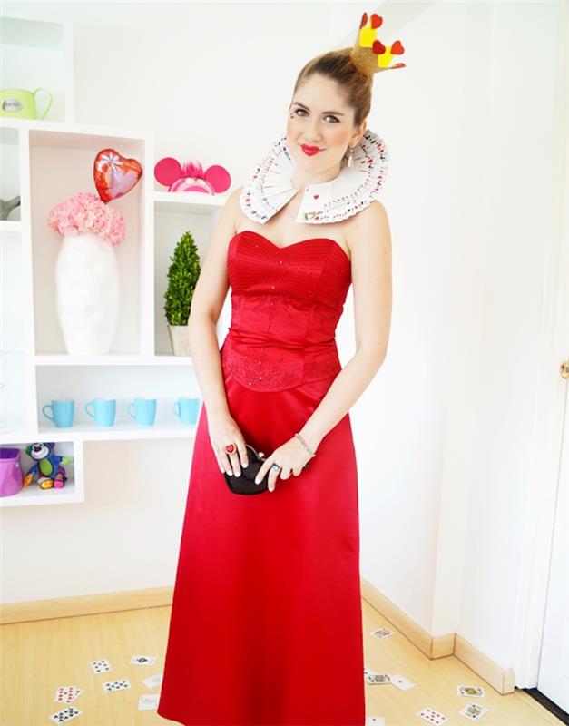 širdžių karalienė su raudona suknele ir apykakle su žaidimo kortomis, popierine karūna, naminiu Helovino kostiumu