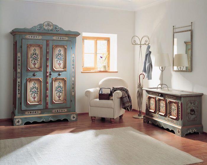 prenoviti staro garderobo in predalnik, prebarvan v modro, s cvetličnim okrasjem, starinsko pohištvo, beli naslanjač, ​​svetel parket