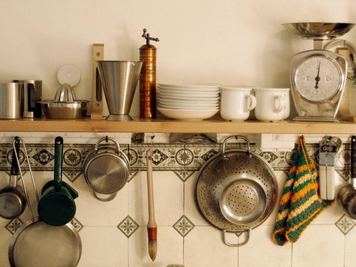pertvarkymo virtuvė su medine lentyna ir kabliukais virtuvės reikmenims pakabinti, indų laikymo vieta