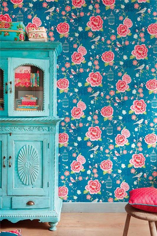 oblečeno-pohištvo-pobarvano-modro-in-cvetlično-stena