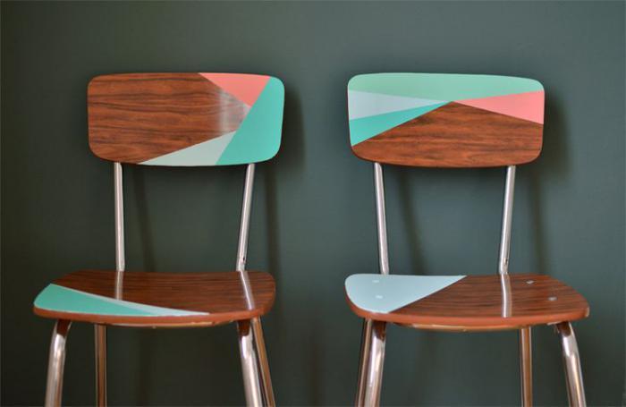 ponovni pogled na pohištvo, ki daje barvo starih stolov