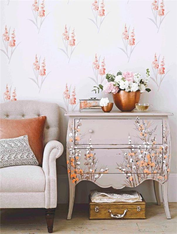 prenoviti-pohištvo-majhen-vintage-komodo-s-lepim cvetjem