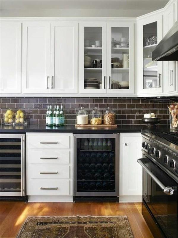 pertvarkyti jo virtuvės grindis su šviesiu parketo spalvos kilimu-modernus virtuvės baldai-juodos plytelės-virtuvėje