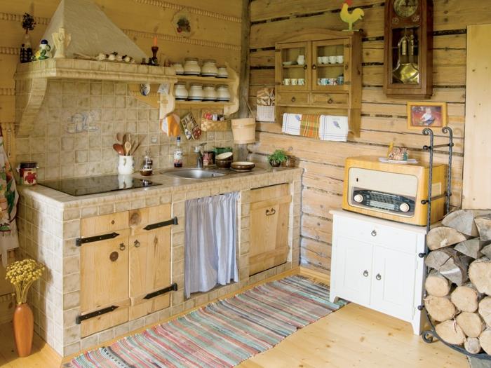 kmečka kuhinja, retro radio, lesena stena, lesene kuhinjske omare, lesena stenska polica, vgrajena kuhinja