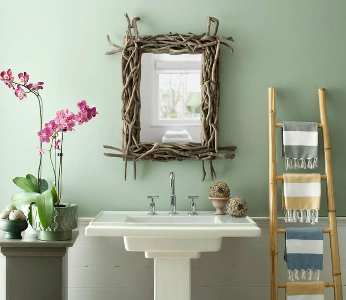 ideja za prenovo kopalnice z majhnim proračunom z uporabo recikliranih materialov, kot je ta okvir zrcala iz lesa, ki se popolnoma prilega naravnemu vzdušju