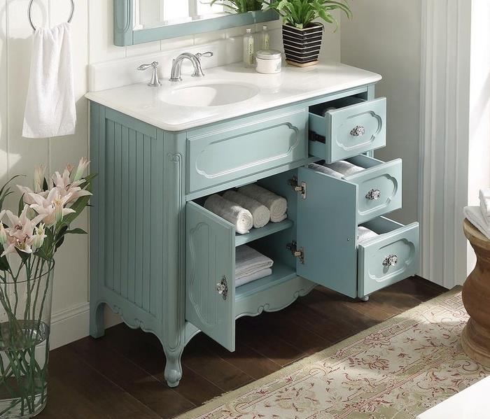 kopalniški predal, prebarvan v pastelno modro barvo in preoblikovan v funkcionalno in estetsko omaro