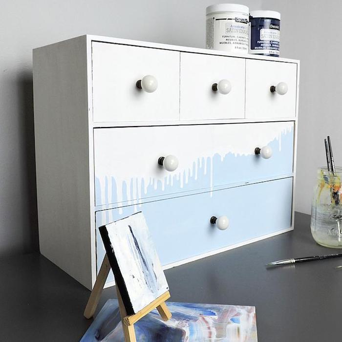 Apversta balta spalva ant šviesiai mėlynos spalvos pagrindo, idėja pritaikyti baldą, kaip perdažyti baldą jo nešlifuojant
