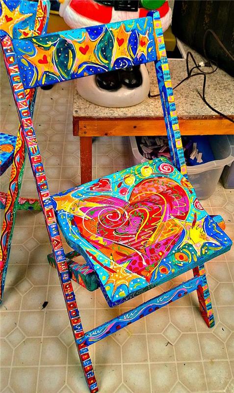 perdažykite kėdę originalių spalvų mediniais baldais