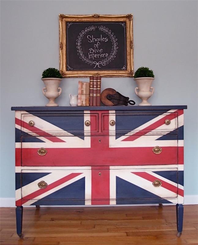 atnaujinti persirengimo baldus, atnaujintus prieš tai perdažius seną baldų Anglijos vėliavą