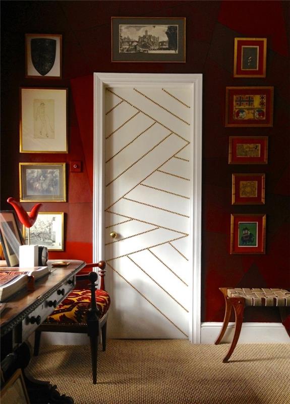 baltos durys, papuoštos apmušalų vinimis, uždenkite vidines duris apmušalų vinimis
