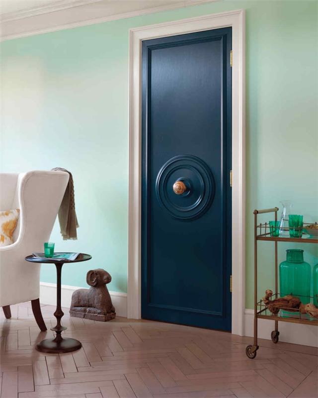 rozetės formos durys, pritvirtintos prie durų centro ir nudažytos ta pačia nakties mėlyna spalva, papuoštos gražia traukimo rankenėle