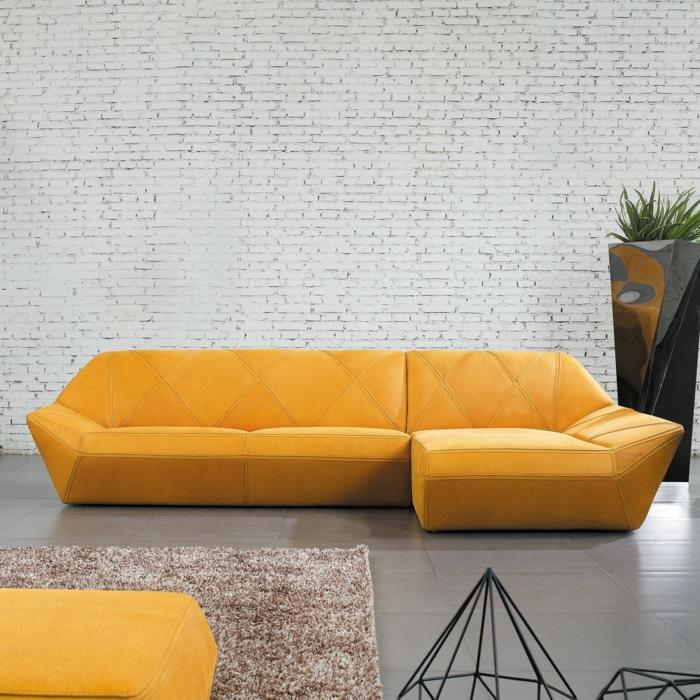 posodobiti staro pohištvo, kotni kavč v rumeni barvi, rumeni naslanjač, ​​bela opečna stena, rjava in bela preproga, prenoviti leseno pohištvo
