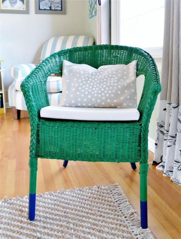 pohištvo prenovljeno z malo truda in nizkim proračunom, zeleni stol iz ratana z modro prebarvanimi nogami