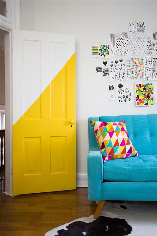 grafinė ir moderni durų apdaila, dviejų spalvų durys, pusiau nudažytos fluorescencine geltona spalva, derančios su geometrine apdaila ir spalvų atspalviais gyvenamajame kambaryje ir