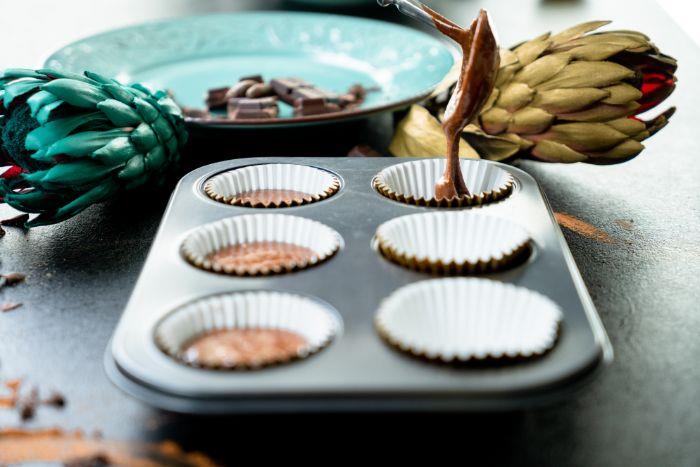 çikolatalı kek hamurunu muffin kalıbına dökün, tatlı nasıl kolay ve hızlı yapılır