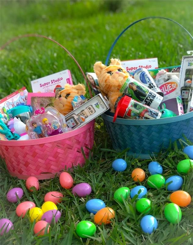 bir paskalya sepetini oyuncaklar ve dekoratif yumurtalarla doldurun çimenlerin üzerinde iki sepet paskalya el işi etkinliği