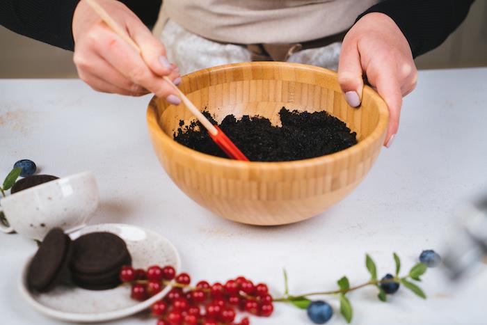 zmešajte drobtine piškotov in maslo, da vključite maslo, enostaven recept za pecivo brez pečice