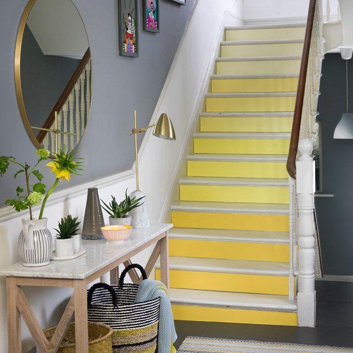 prenova lesenega stopnišča, stopnišče z dvižnimi stopnicami v rumenem nagibu, ki osvetljujejo