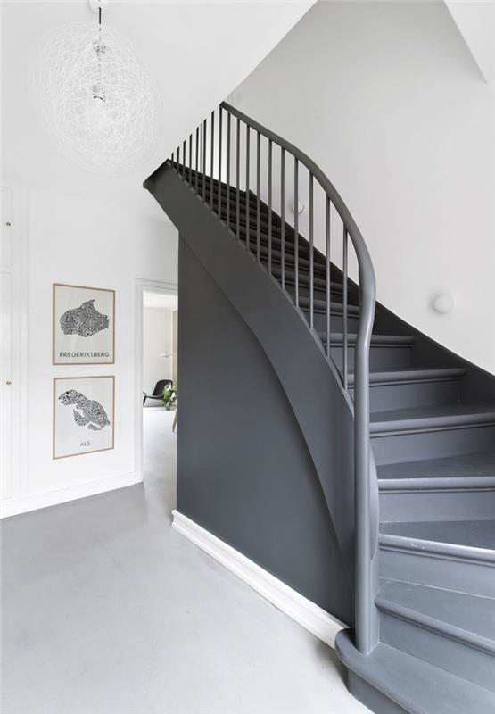 laiptai ir turėklai antracito pilkos spalvos, kontrastuojantys su baltu interjeru, sumontuoti