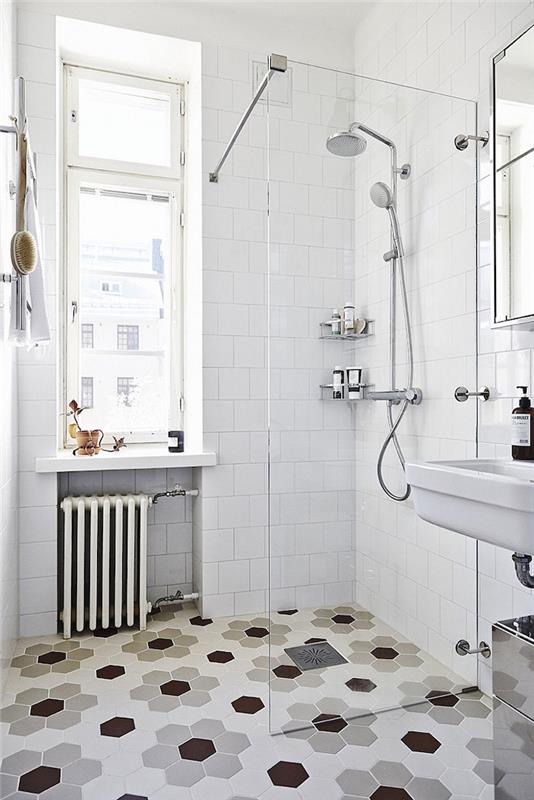 Skandinavska kopalnica s preprostim starinskim dekorjem z belimi keramičnimi stenami in italijansko prho na okrašenih keramičnih tleh