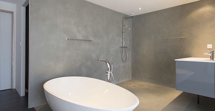Banyo zemini ve duvarlarında fayanssız oval ayaklı küvet ile mumlu beton kaplama