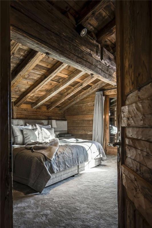 prenoviti-skedenj-v-podeželsko-spalnico-hišo-temno-leseno-posteljno-prevleko-v sivi barvi