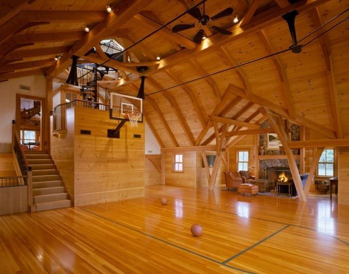 prenoviti-hlev-v-hišo-briljantno-idejo-košarkarsko igrišče-kamin-udobni fotelji