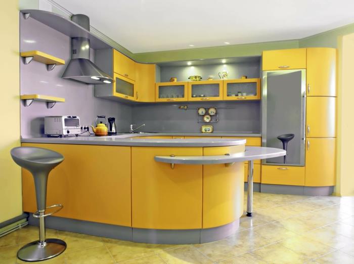 virtuvės pertvarka geltona ir pilka, geltonos plytelės, alyvinė siena, apvali baro kėdė, atnaujinanti jūsų virtuvę