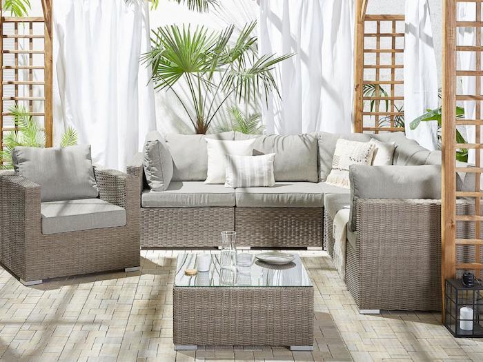 atnaujinkite roitn fotelių komplektą iš pintų baldų su dekoratyvinėmis pagalvėlėmis sode